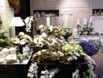 een versierde tafel met bloemen
